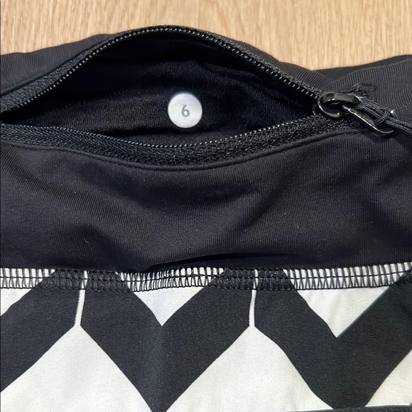 NWOT - Lululemon Athletica Black and White Athletic Shorts Chevron Pattern - Picture 5 of 8